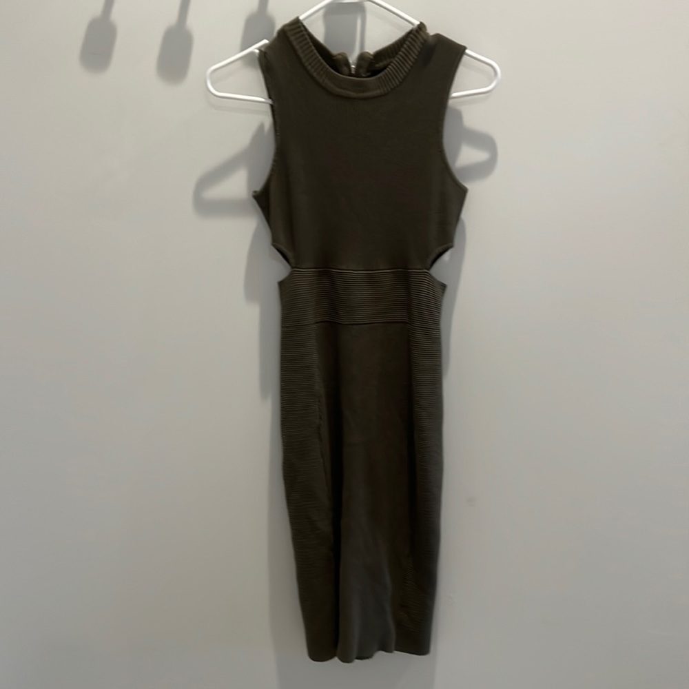 VICI Olive Green Midi Cutout Dress. Summer through fall fashion 🖤